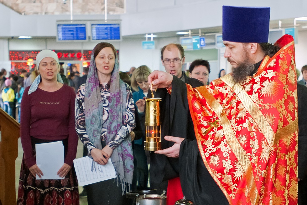 Благодатный огонь прибыл в Хабаровск