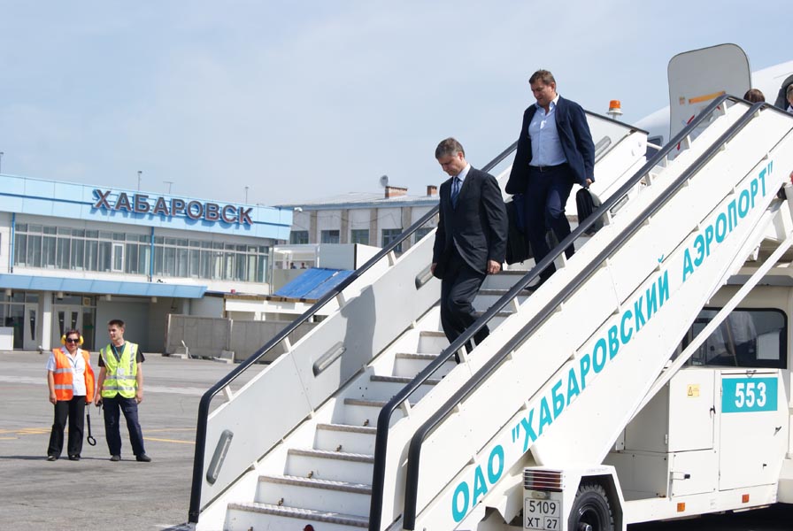 Олег Белозеров прибыл в аэропорт Хабаровск для осмотра подготовки объектов к саммиту АТЭС