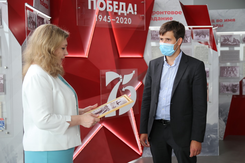 В международном аэропорту Хабаровск имени Г.И. Невельского открылась выставка «Хабаровский край – фронту»