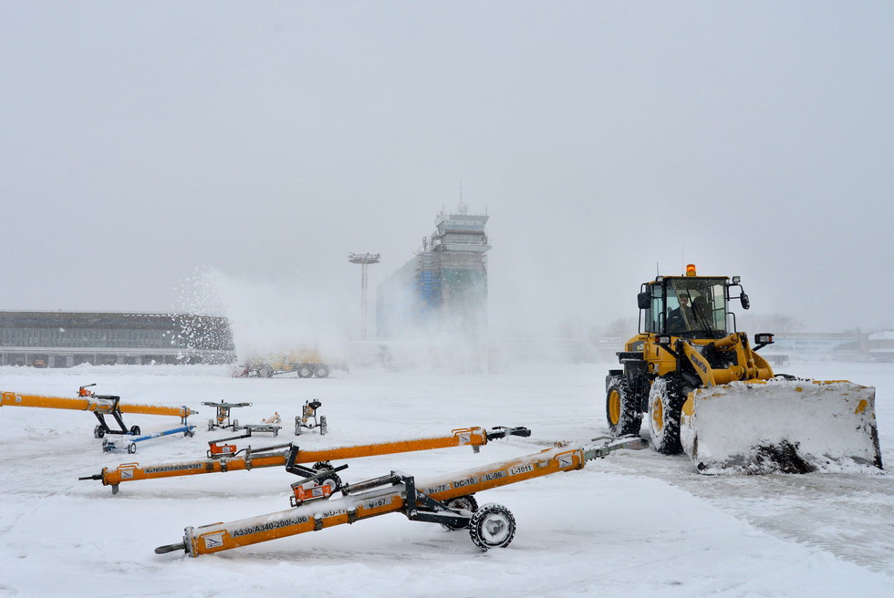 Аэропорт Хабаровск ликвидирует последствия снежного циклона