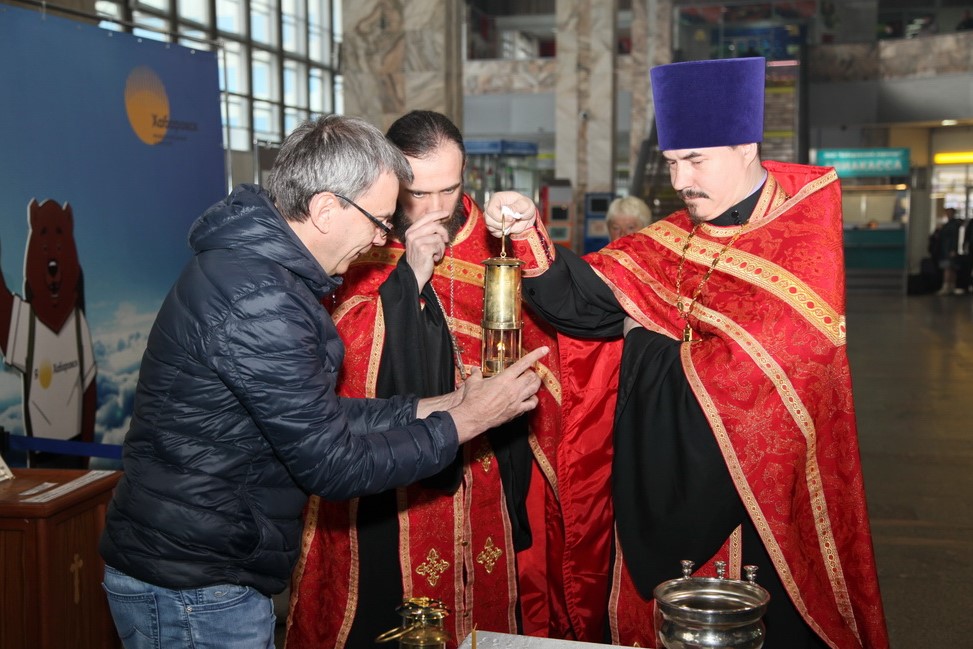 Молебен с Благодатным огнем состоялся в аэропорту Хабаровска