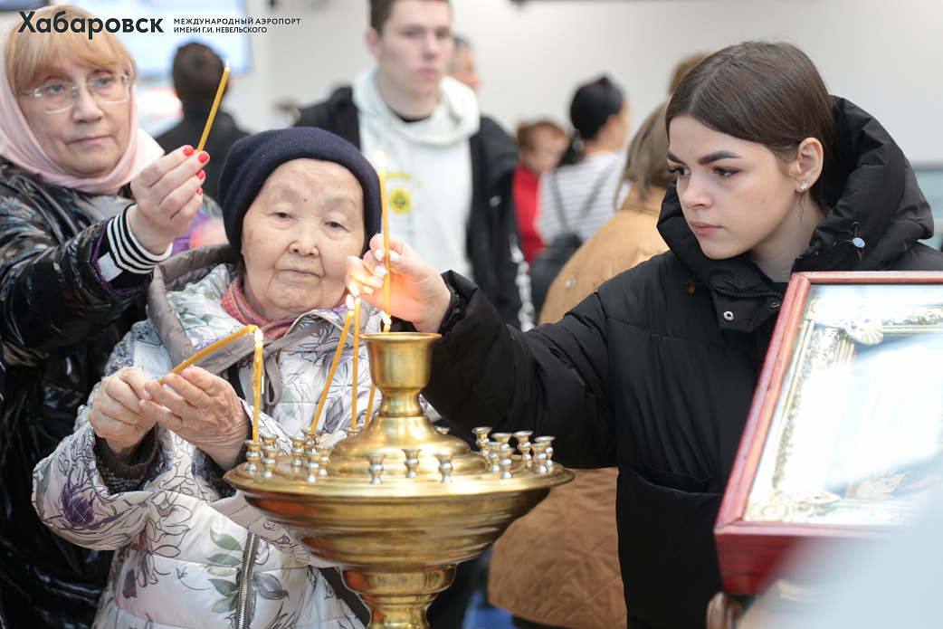  Благодатный огонь втретили в международном аэропорту Хабаровск