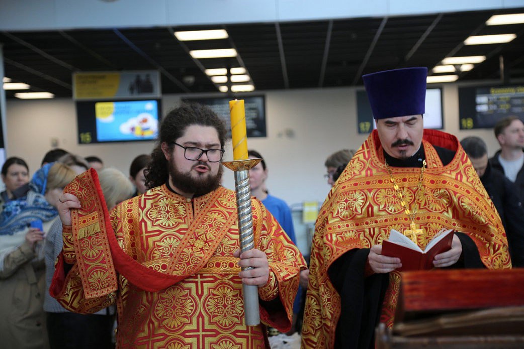 Международный аэропорт Хабаровск встретил Благодатный огонь